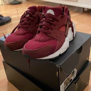 Nike burgundy huarache sneakers size 6y